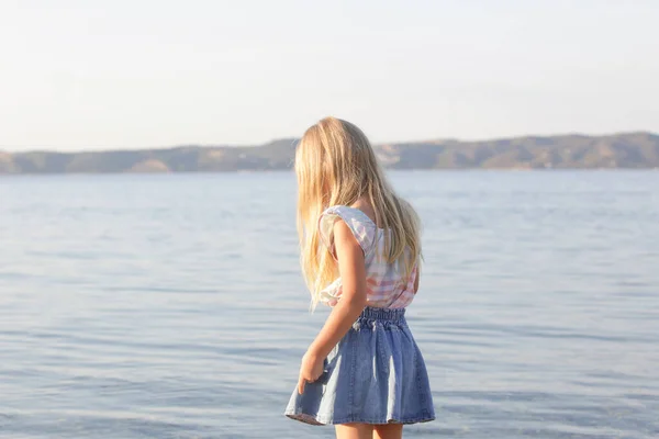 सुंदर 5 येरस पुराना लड़की समुद्र तट पर दिन का आनंद ले रही स्टॉक तस्वीर