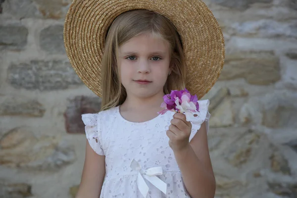 Retrato Adorable Niña Vestido Verano Blanco Sosteniendo Pequeño Ramo Flores — Foto de Stock