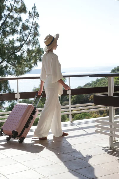 Mulher Turística Com Chapéu Sol Carregando Bagagem Rodas Andando Resort — Fotografia de Stock