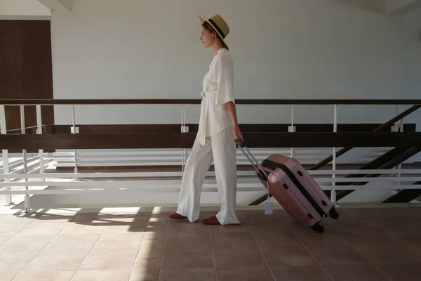 Mujer Turista Con Sombrero Sol Llevando Equipaje Ruedas Caminando Resort — Foto de Stock