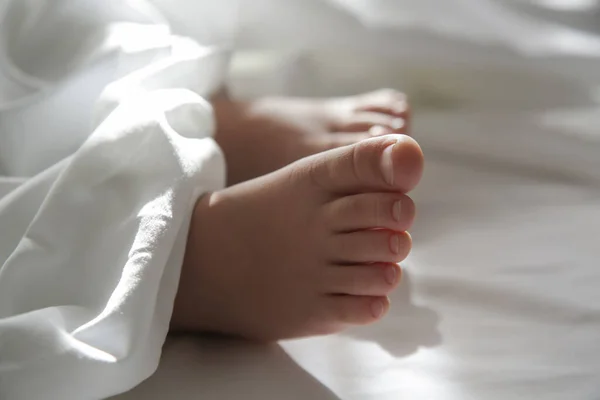 Pés Criança Sob Cobertor Branco Sob Luz Suave Manhã — Fotografia de Stock