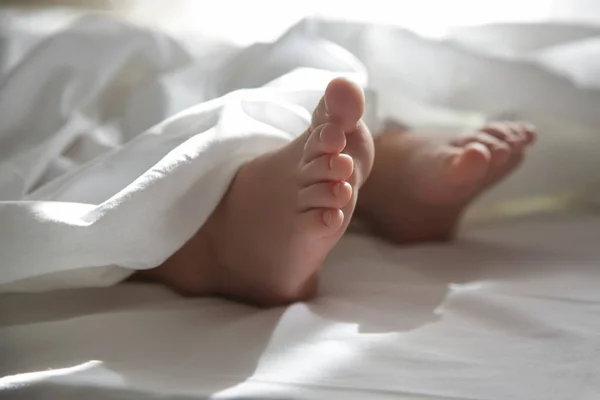 Детские Ноги Белым Одеялом Мягким Утренним Светом — стоковое фото