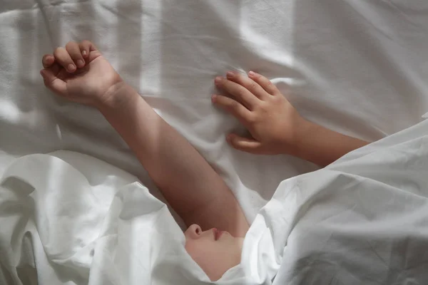 Спокійна Маленька Дівчинка Спить Ліжку Вкритій Хрустким Білим Листом Мила — стокове фото