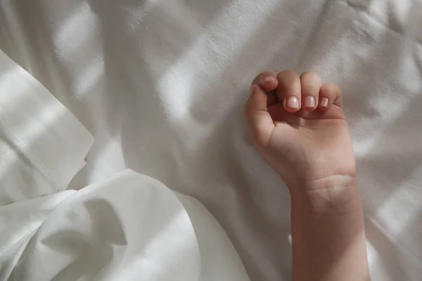 孩子的手放在棉布白纸上 儿童的午睡时间或就寝时间 — 图库照片