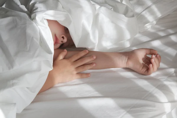 Спокойная Маленькая Девочка Спит Кровати Покрытой Белым Белым Полотном Милая — стоковое фото