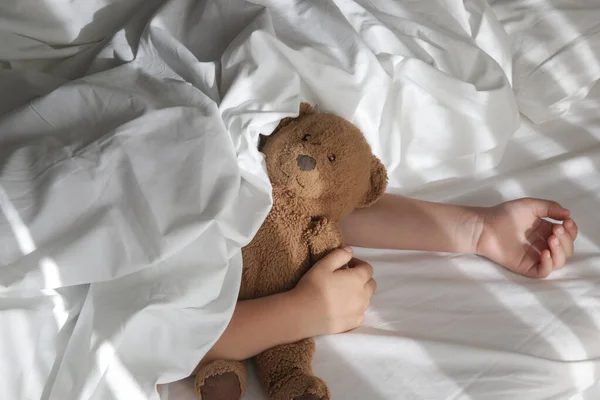 Criança Dormindo Sob Lençóis Brancos Abraçando Ursinho Pelúcia Hora Sesta — Fotografia de Stock