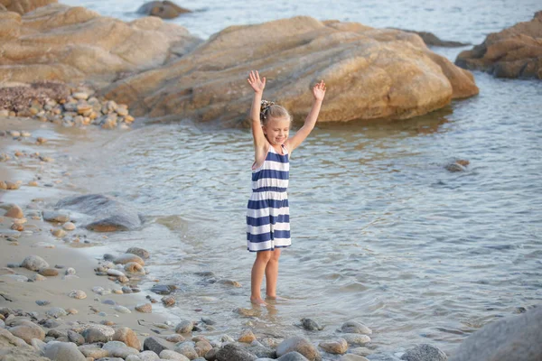 줄무늬 귀여운 소녀가 해변에서 — 스톡 사진