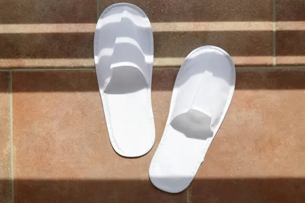 Prázdné Bílé Hotelové Pantofle Ručníky Jednorázové Lázeňské Boty Pro Hosty — Stock fotografie