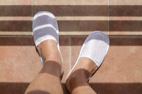 Nohy Bílých Hotelových Pantoflích Balkoně — Stock fotografie
