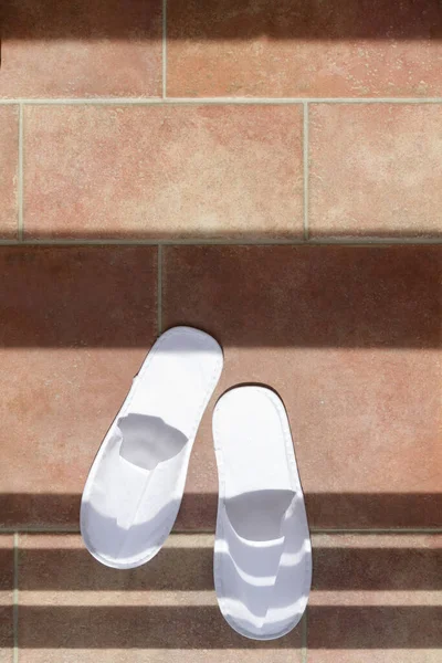 Boş Beyaz Otel Terlikleri Havlu Atılabilir Spa Misafir Ayakkabıları Üst — Stok fotoğraf