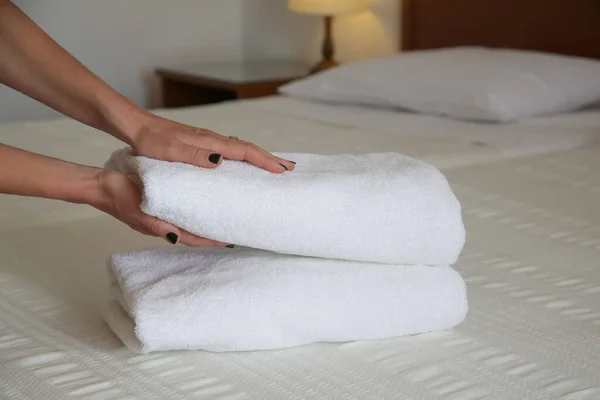 Room Service Woman Changing Towels Hotel Room Housecleaner Putting Towels — Stock Photo, Image