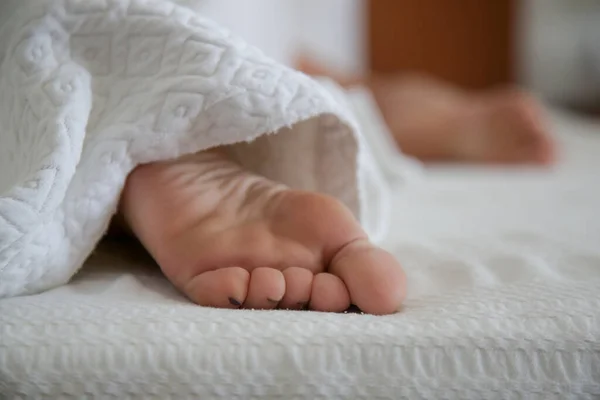 Nahaufnahme Weiblicher Füße Unter Der Decke Fußhygienekonzept Wellness Schönheit Und — Stockfoto