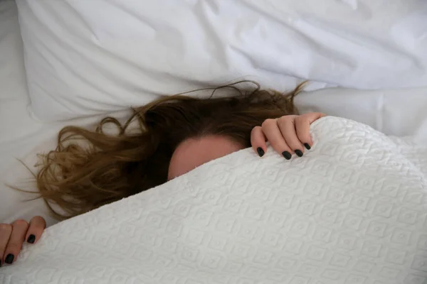 白いシートの下のベッドに隠れている女性 5分以上お願いします うつ病 先延ばし 怠惰の概念 — ストック写真