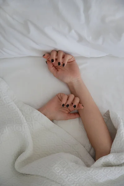 Mulher Coberta Com Mãos Salientes Fora Cobertor Mãos Femininas Folha — Fotografia de Stock