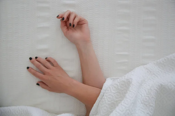 Καλυμμένη Γυναίκα Προεξέχοντα Χέρια Από Κουβέρτα Γυναικεία Χέρια Λευκό Σεντόνι — Φωτογραφία Αρχείου