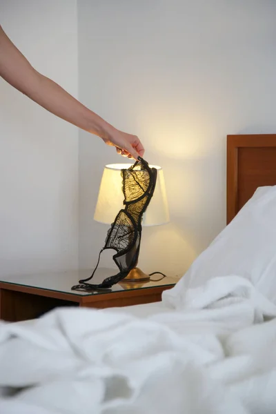 Czarny Biustonosz Kobiety Lampie Pokoju Hotelowym — Zdjęcie stockowe