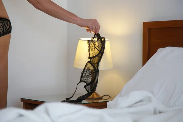 ホテルの部屋のランプの上の女性の黒いレースブラ — ストック写真