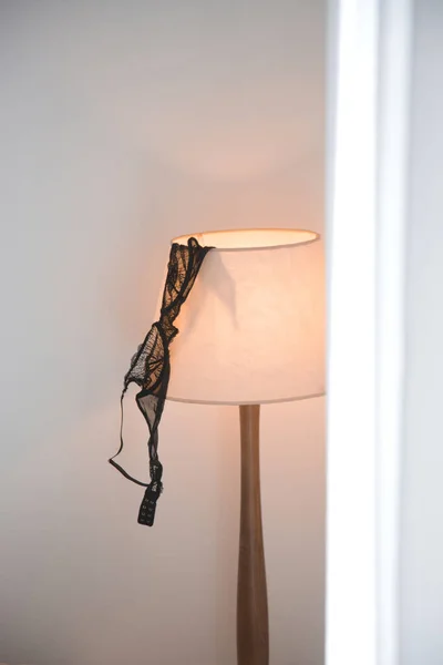 Kvinnans Svarta Spets Behå Lampan Hotellrummet — Stockfoto