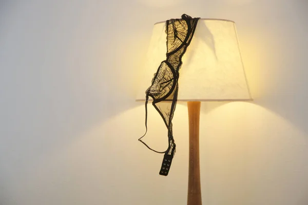 Frauenschwarzer Spitzen Auf Der Lampe Hotelzimmer — Stockfoto