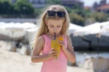 Sıcak yaz günlerinde plaj barında taze sıkılmış portakal suyu, susuzluk ve sağlıklı beslenme...