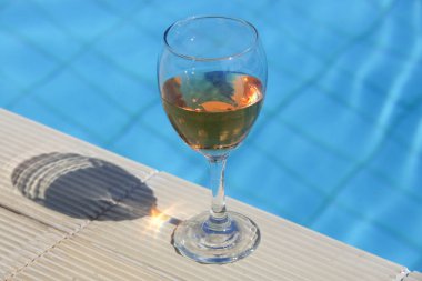 Havuz kenarında bir bardak Prosecco.