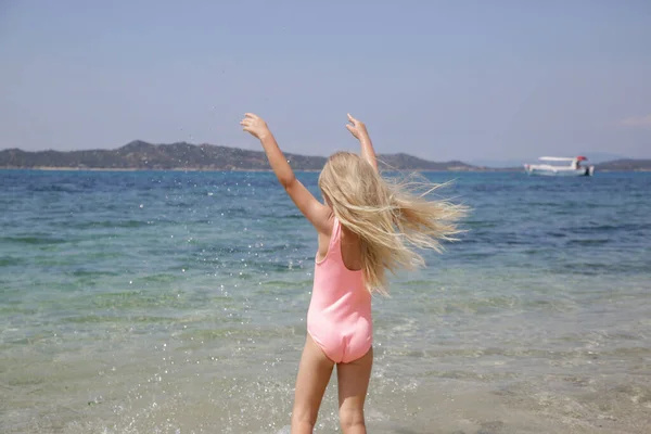 Очаровательная Девочка Розовом Купальнике Брызгает Водой Пляже Идеальная Концепция Летних — стоковое фото