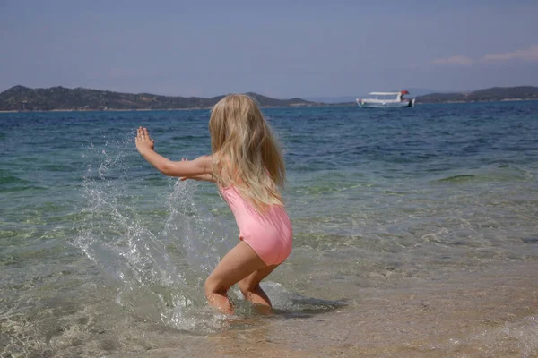 Adorable Niña Traje Baño Rosa Salpicando Agua Playa Idílico Concepto —  Fotos de Stock
