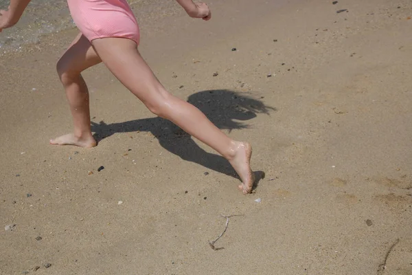 Barefoot Child Walking Sandy Beach — Stok fotoğraf