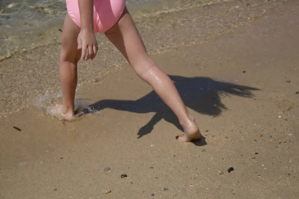 Barefoot Child Walking Sandy Beach — 图库照片