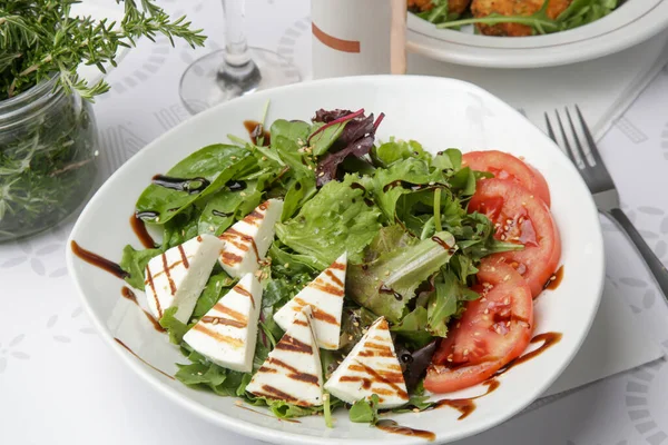 Traditioneller Griechischer Salat Auf Dem Teller Salat Feta Käse Und — Stockfoto