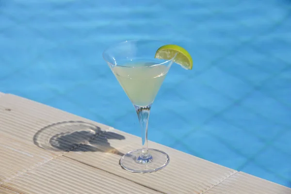 Ein Glas Margarita Cocktail Pool — Stockfoto