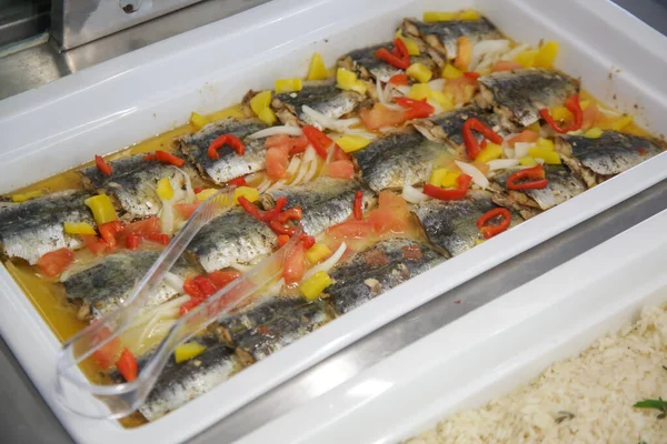 Připravená Ryba Velkém Tácu Bufetu — Stock fotografie
