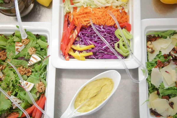 各种新鲜色拉在自助餐线上供应 健康饮食选择 — 图库照片