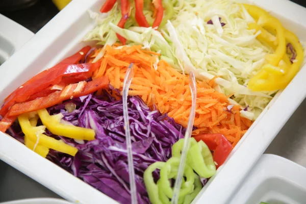 Açık Büfede Çeşitli Taze Salatalar Sağlıklı Yemek Seçenekleri — Stok fotoğraf