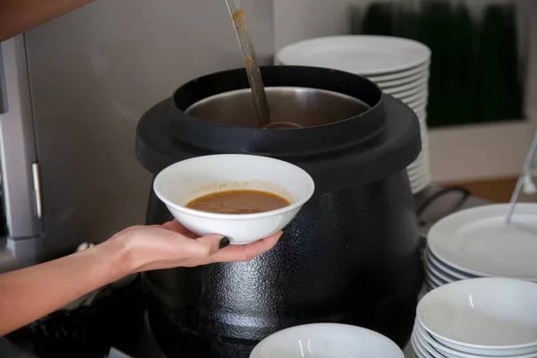Perempuan Mengambil Sup Dari Garis Prasmanan — Stok Foto