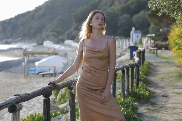 Moda Zewnątrz Portret Modelki Beżowej Jedwabnej Sukience Plaży — Zdjęcie stockowe