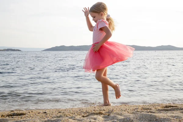 Веселая Маленькая Девочка Розовом Платье Танцует Пляже Понятие Свободы Счастья — стоковое фото