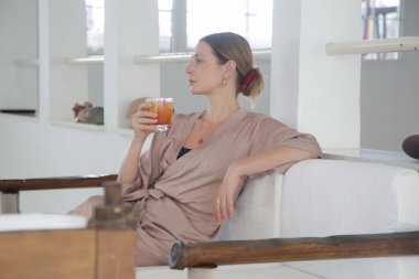 Barda kokteyl içen genç bir kadın