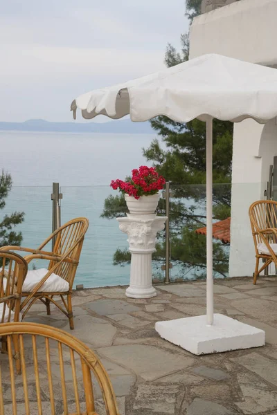 Balkon Mediterranen Stil Mit Sonnenschirm Und Stühlen Mit Meerblick — Stockfoto