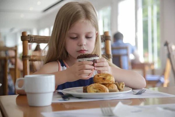 Roztomilé Let Dívka Jíst Čokoládový Muffin Restauraci — Stock fotografie