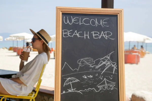 Üdvözöljük Beach Bar Fekete Tábla Szöveges Strandon — Stock Fotó