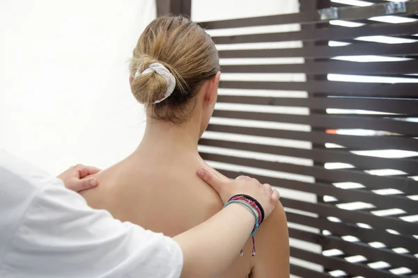 Axelmassage Ung Vit Kvinna Enjoing Mjuk Skytte Partiell Koppla Massage — Stockfoto