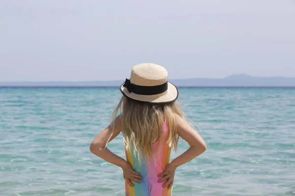 바닷가에서 모자를 아름다운 지평선을 바라보고 소녀의 초상화 — 스톡 사진