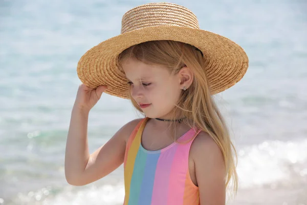 Outdoor Portrait Fashionable Little Girl Wearing Straw Hat Beach Beautiful — Stock Photo, Image