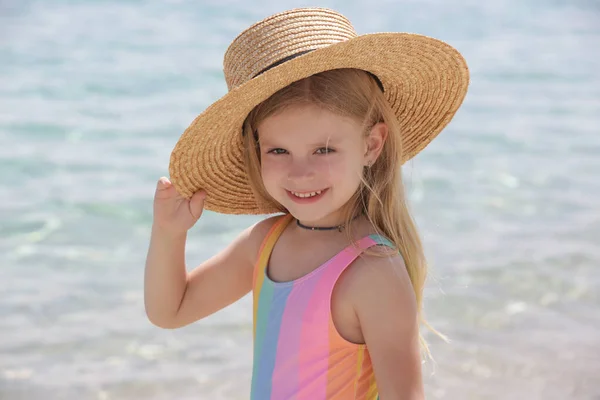 Открытый Портрет Модной Девочки Соломенной Шляпе Пляже Красивым Синим Морем — стоковое фото