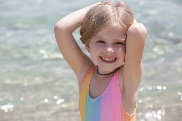 Απλό Πορτρέτο Του Χαρούμενου Μικρού Κοριτσιού Στην Παραλία — Φωτογραφία Αρχείου