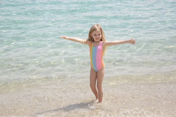 Χαρούμενο Κοριτσάκι Που Παίζει Και Πηδάει Στην Παραλία Της Άμμου — Φωτογραφία Αρχείου