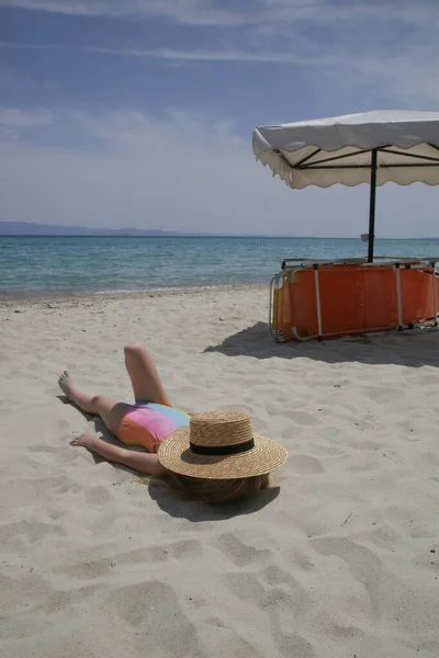 Mała Dziewczynka Opalająca Się Lub Śpiąca Plaży Słomkowym Kapeluszem Twarzy — Zdjęcie stockowe
