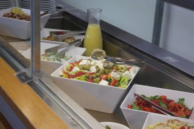 Açık büfede çeşitli yemekler servis ediliyor.