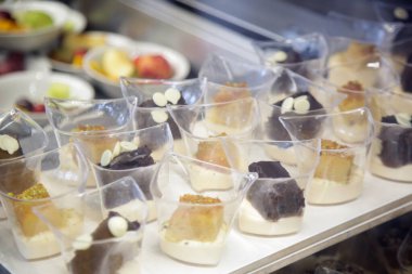 Açık büfe kuyruğunda servis edilen çeşitli tatlılar